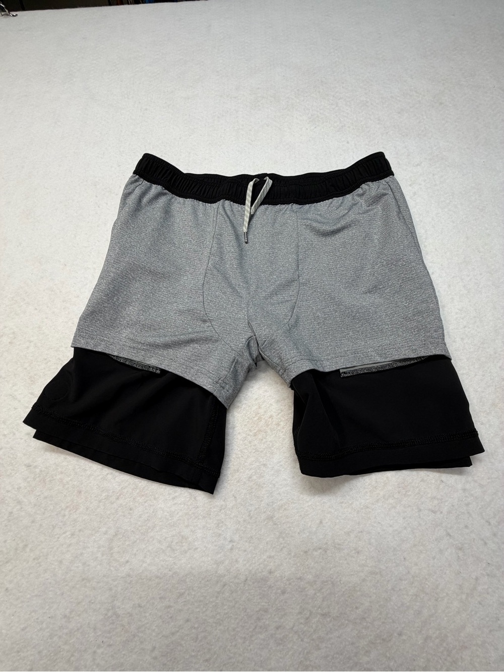 Vuori Men's Kore Shorts 7” Lined with White Drawstring - Picture 4 of 8